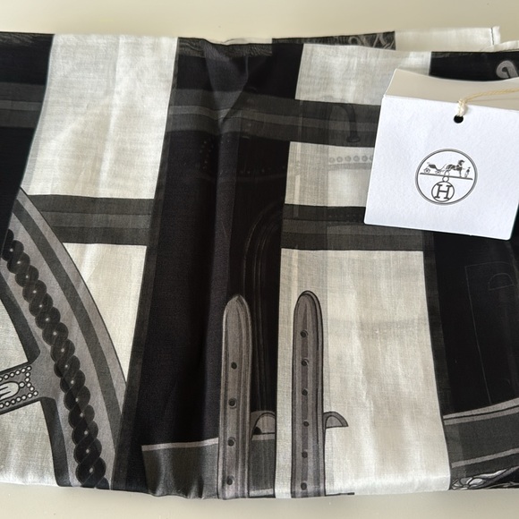 Hermes Bain Pareo Berliner’s Bayade 100% cotton, black, grey, white, 26” by 68”. - Picture 13 of 16